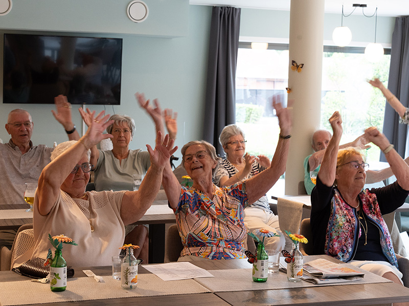 Bewoners in de Gaudium assistentie woningen zingen mee