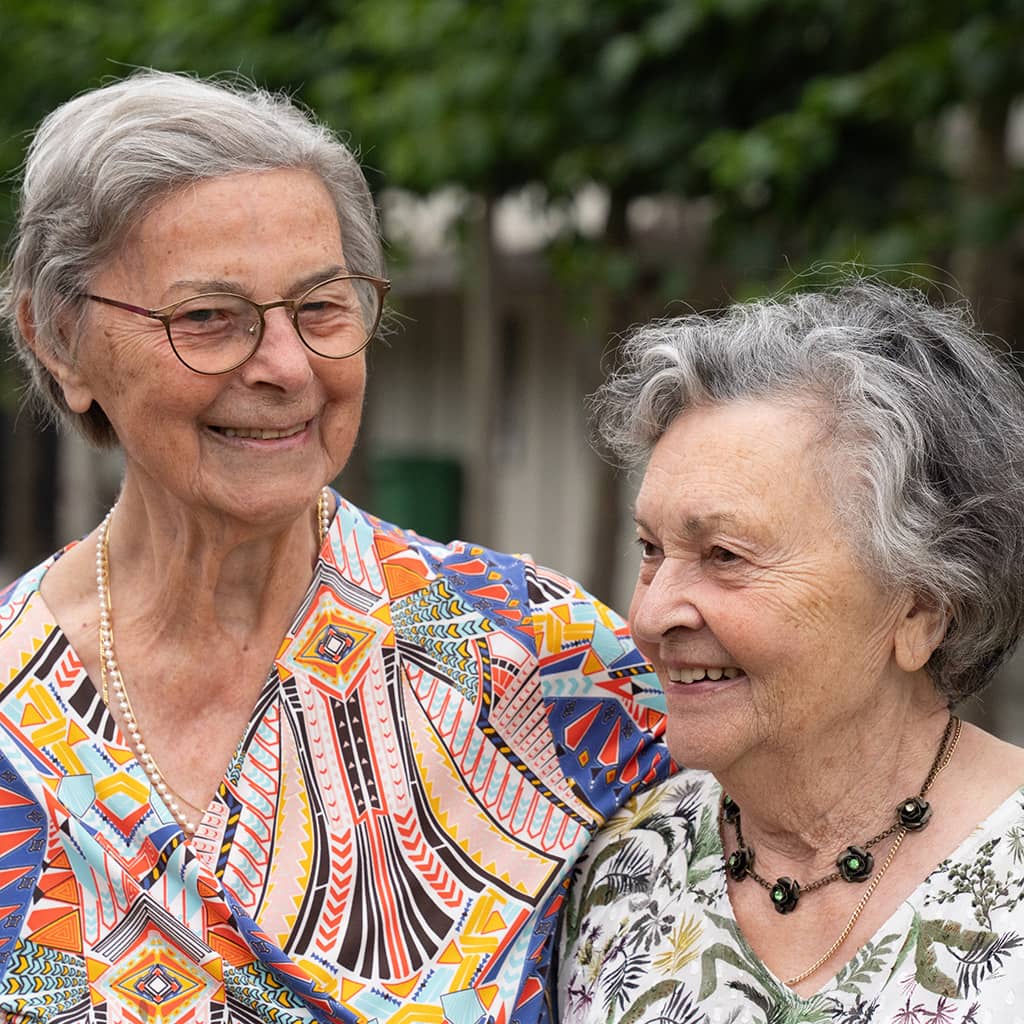 Twee bewoonsters in de tuin van Gaudium assistentiewoningen in Mol
