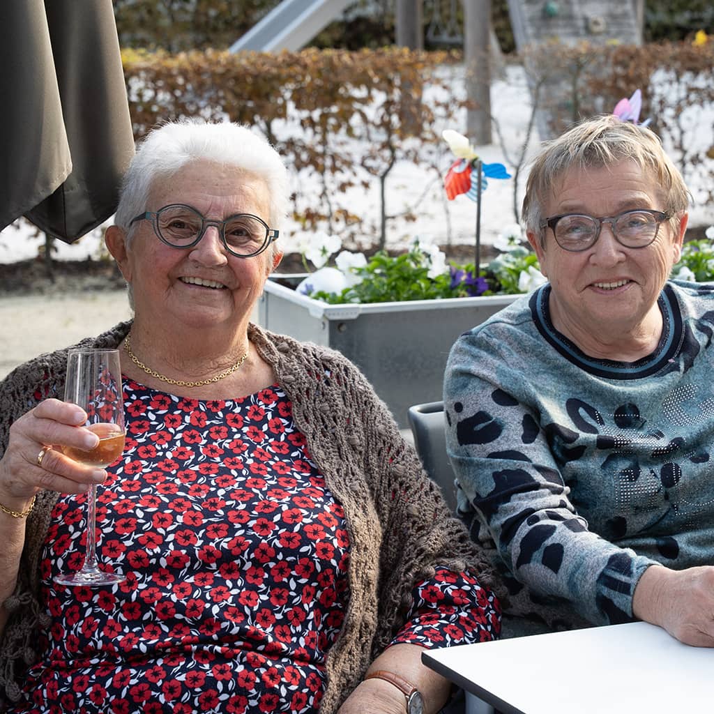 Bewoners klinken op de zomer in de tuin van Gaudium assistentiewoningen in Mol
