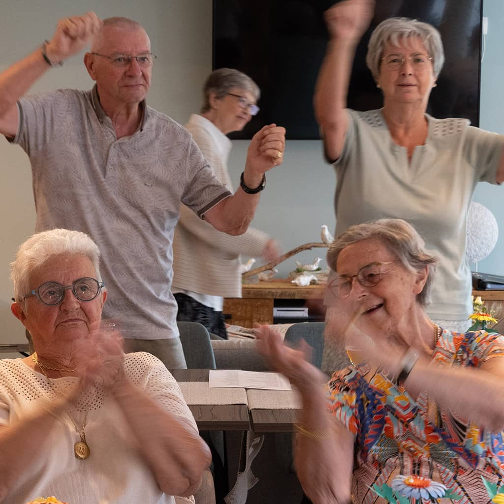 Bewoners zingen mee met een optreden bij Gaudium assistentiewoningen in Mol
