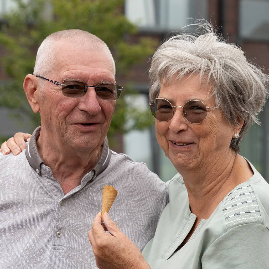 Koppel gneiet van een ijsje bij van Gaudium assistentiewoningen in Mol