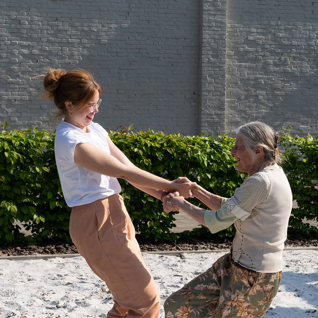 Bewones danste in de tuin met Emily, de woonassistente van Gaudium assistentiewoningen in Mol